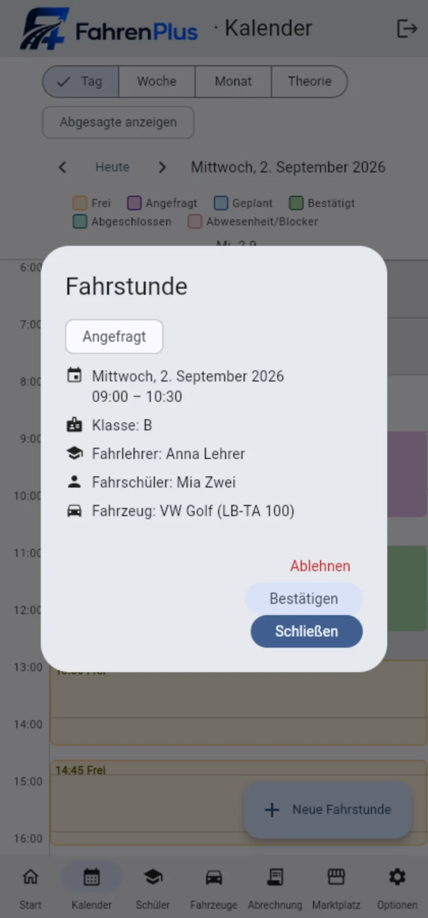 Buchungsanfrage auf dem Smartphone mit Datum, Fahrschülerin und Fahrzeug sowie den Schaltflächen Ablehnen und Bestätigen